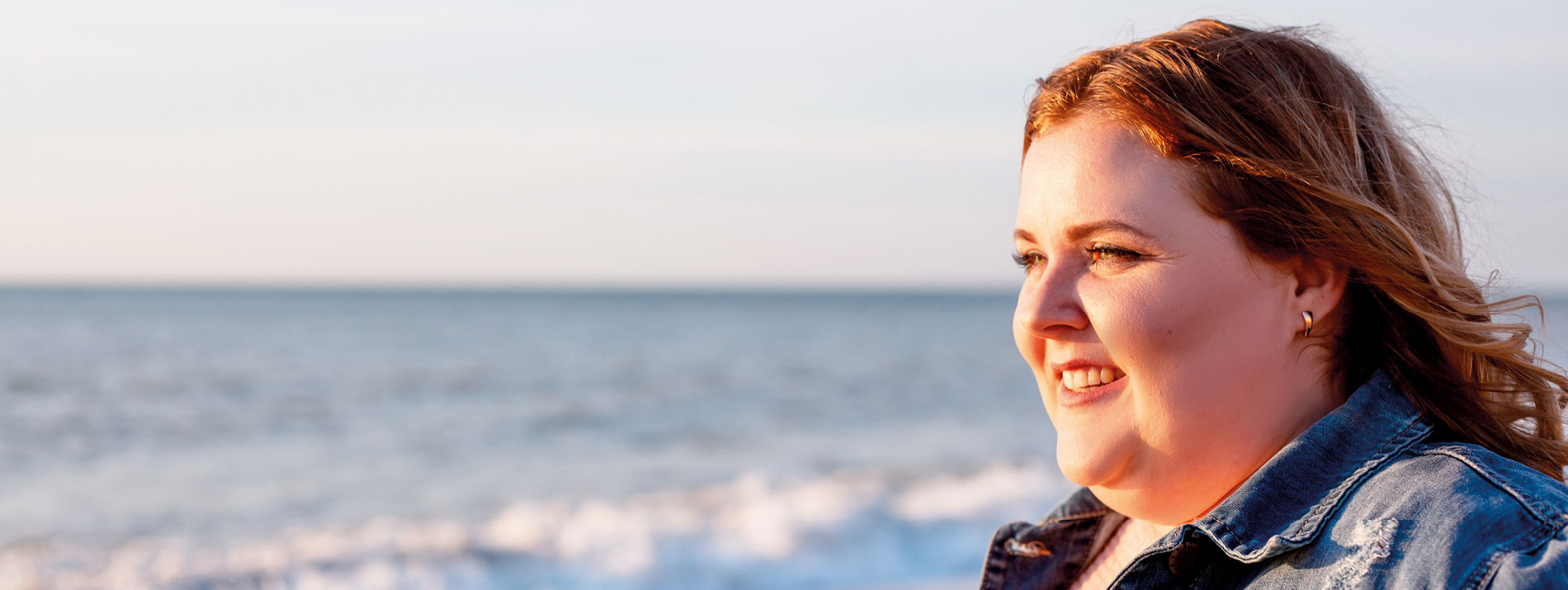 kvinna vid havet