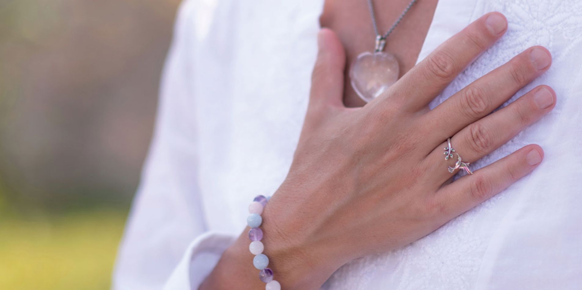 Kvinna med handen på hjärtat